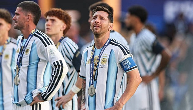 Messi rơi nước mắt.
