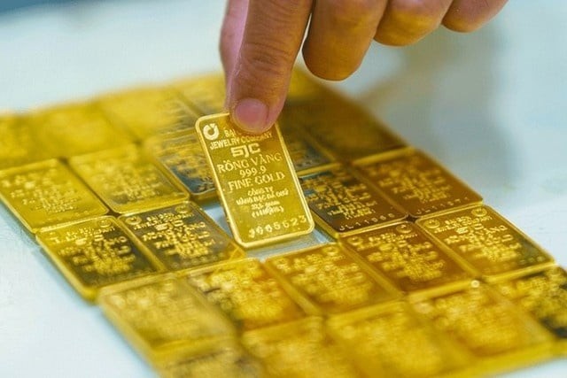 Đợt giảm giá này diễn ra ngay sau phiên phục hồi ấn tượng ngày 18/7 (thời điểm SJC từng bật tăng tới 900.000 đồng/lượng), khiến không ít nhà đầu tư lướt sóng 