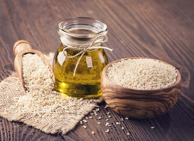 Dầu mè được ép từ hạt mè (vừng), chứa hàm lượng lớn các axit béo không bão hòa như axit linoleic thuộc nhóm omega-6 và axit oleic thuộc nhóm omega-9.
