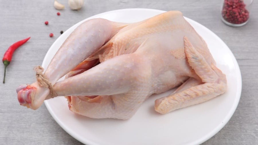 Để có món xáo gà hấp dẫn, bạn nên chọn gà ta hoặc gà thả vườn vì thịt săn chắc, ngọt và không bị bở khi nấu.