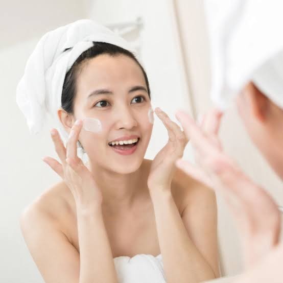 Double cleansing là phương pháp sử dụng hai bước làm sạch liên tiếp. 