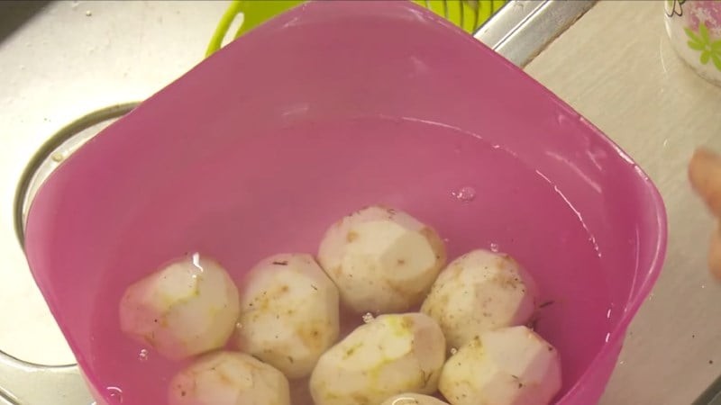 Ngâm khoai trong nước muối loãng

