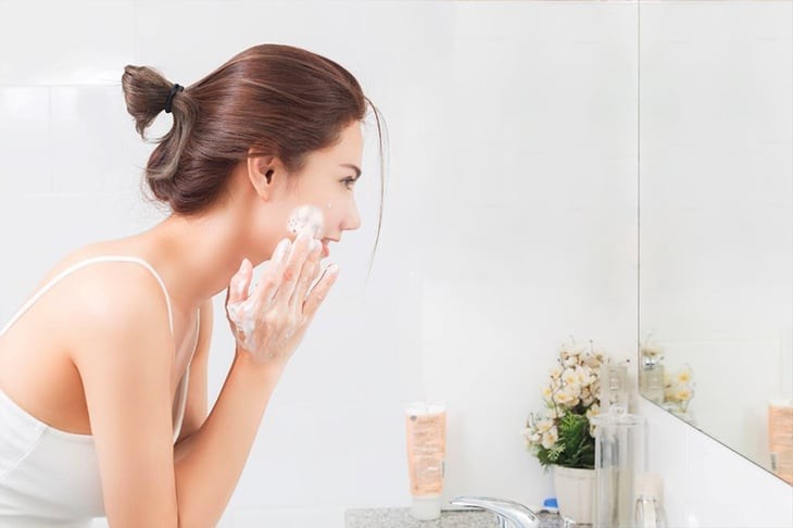 Buổi tối là thời điểm thích hợp để sử dụng các hoạt chất hỗ trợ cải thiện những vấn đề như mụn, thâm, lỗ chân lông to hay dấu hiệu lão hóa.

