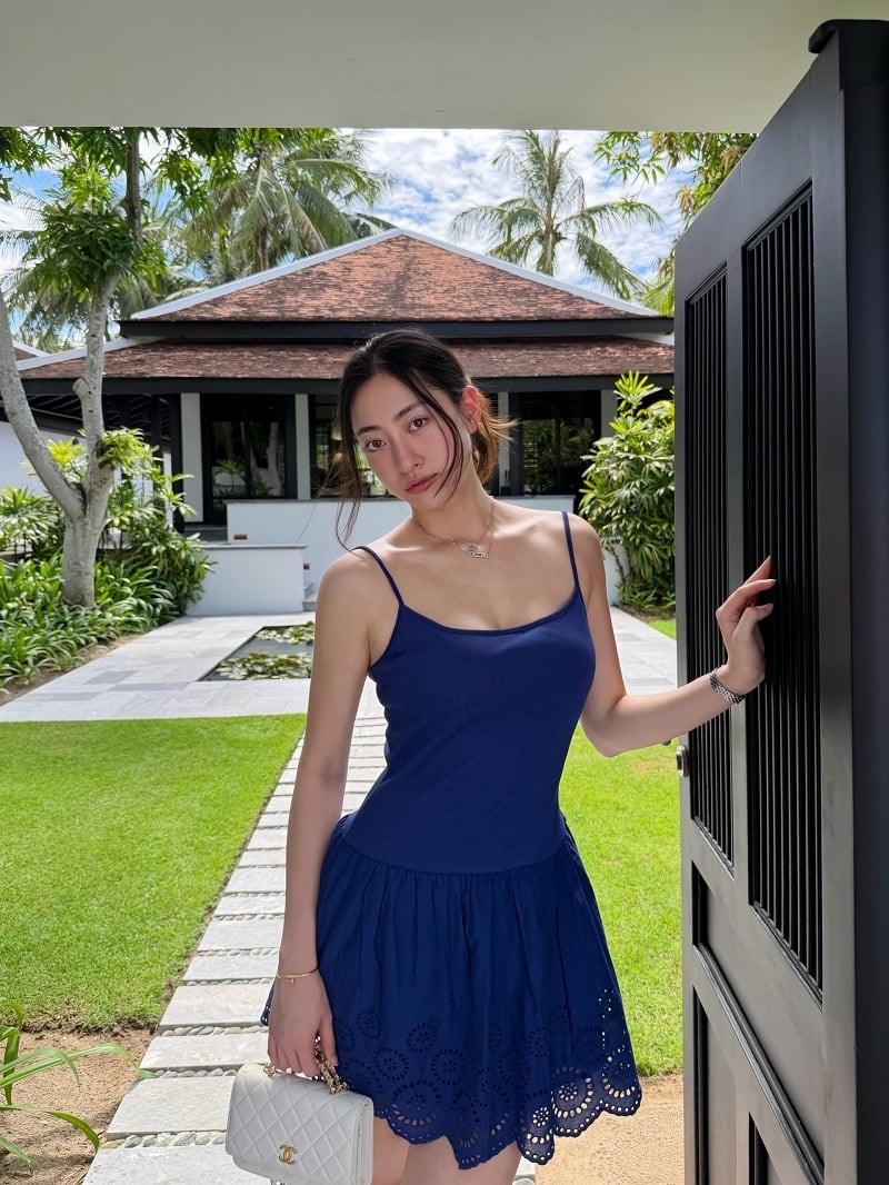 Thiết kế này không chỉ làm nổi bật vòng eo thon gọn mà còn tạo hiệu ứng kéo dài đôi chân vốn đã là điểm mạnh của nàng hậu.