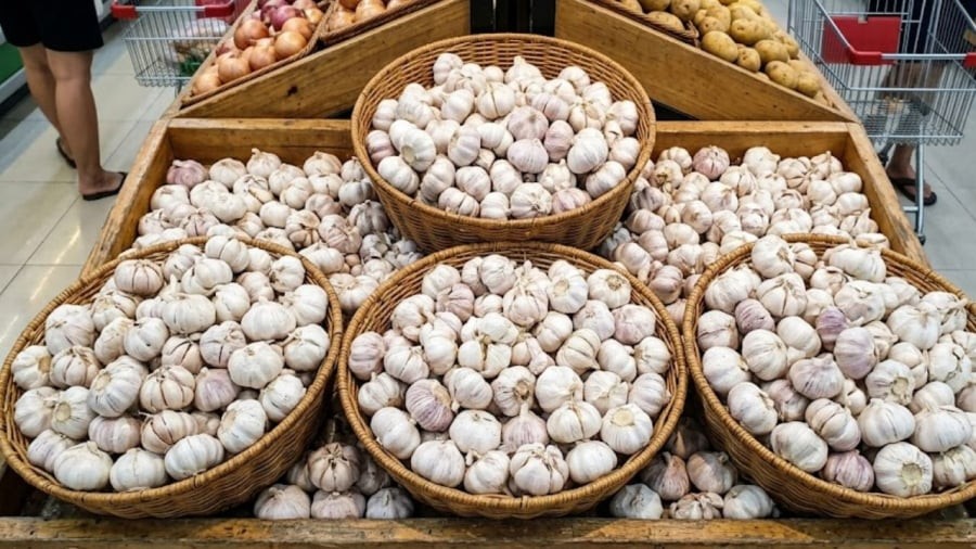 Tỏi trong siêu thị không bị mọc mầm là có lý do riêng.