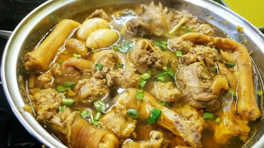 Khi gà đã chín mềm, cho hành lá, rau mùi thái nhỏ và lá chanh thái chỉ vào nồi rồi tắt bếp. 