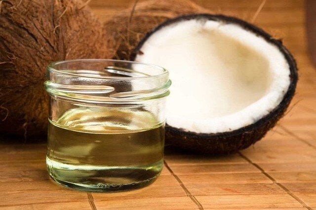 Dầu dừa không chỉ được sử dụng trong chăm sóc tóc mà còn là nguyên liệu dưỡng ẩm khá phổ biến cho làn da. 