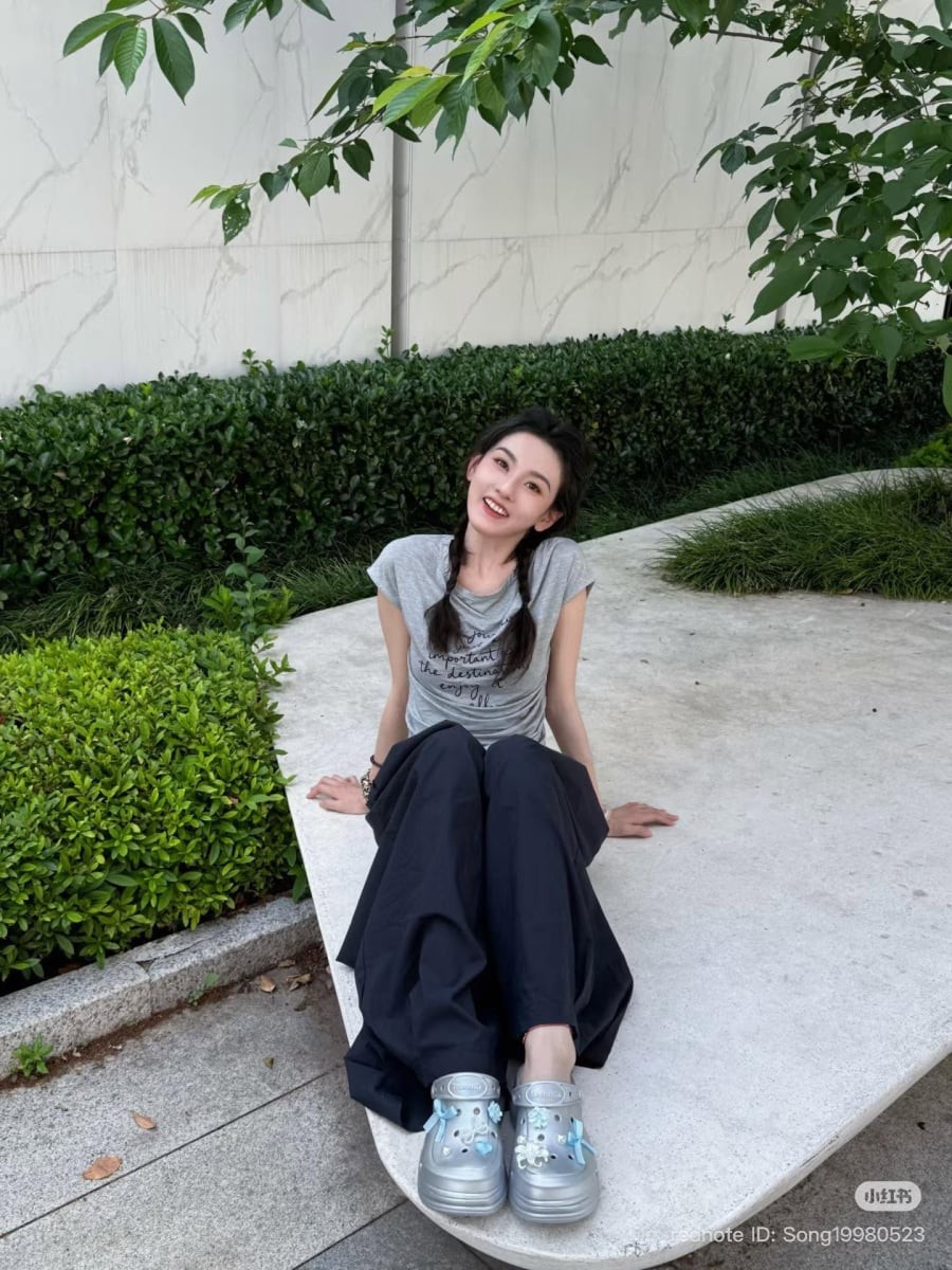 Một trong những set đồ được nữ diễn viên lựa chọn nhiều nhất là áo thun ôm kết hợp quần ống rộng.