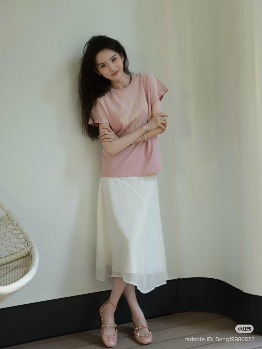  Khi phối cùng giày bệt hoặc giày búp bê, bộ trang phục vừa tạo cảm giác thoải mái vừa phù hợp với nhiều hoàn cảnh như đi làm, đi dạo phố hay gặp gỡ bạn bè.