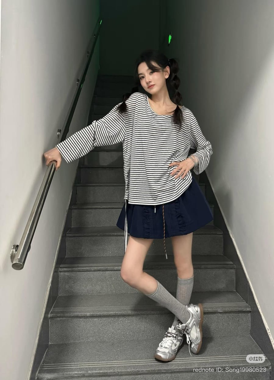 Để làm mới phong cách thường ngày, Tống Tổ Nhi thường kết hợp áo thun dài tay với chân váy ngắn.