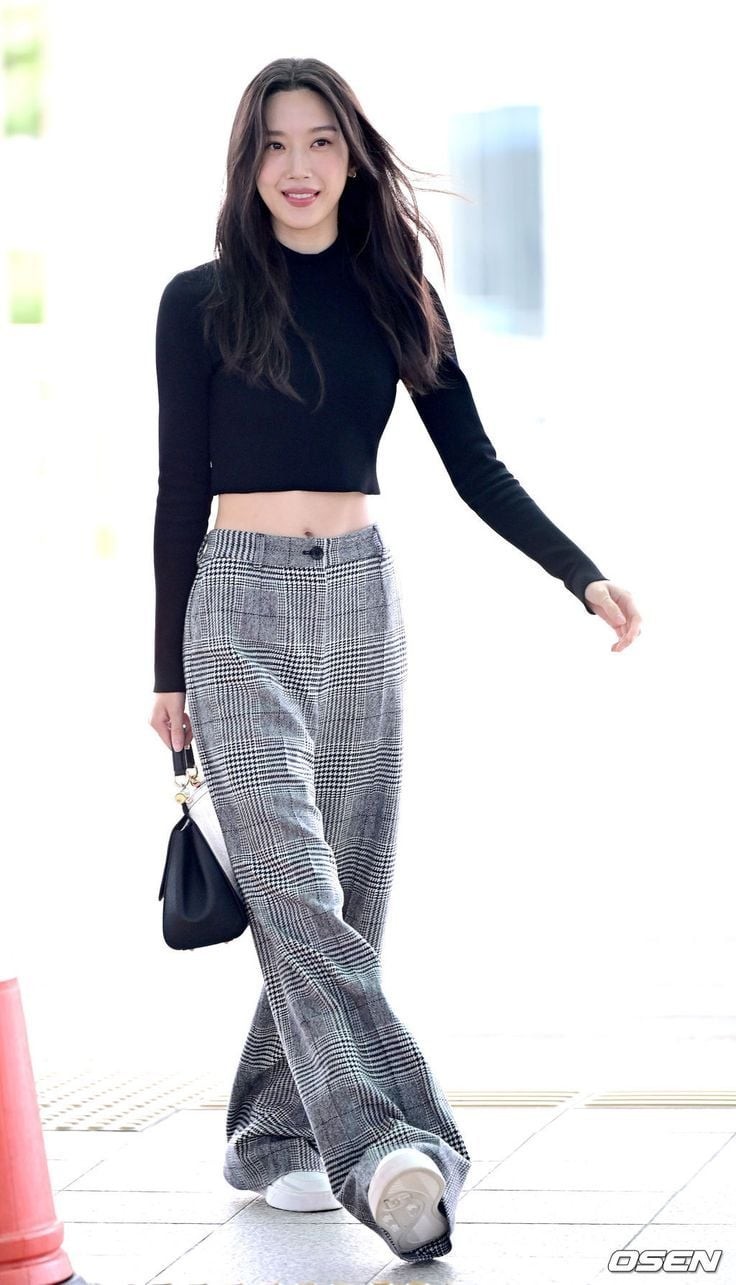 Điểm đáng học hỏi ở Moon Ga Young nằm ở cách cô biến những món đồ quen thuộc thành những bản phối có chiều sâu. T