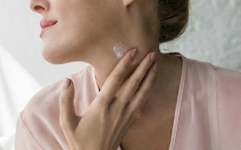 Ngoài massage, một số bài tập nhẹ cũng có thể giúp các nhóm cơ vùng cổ hoạt động linh hoạt hơn. 