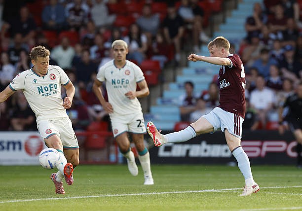 Aston Villa thắng dễ Walsall trên sân khách. Ảnh: Getty Images
