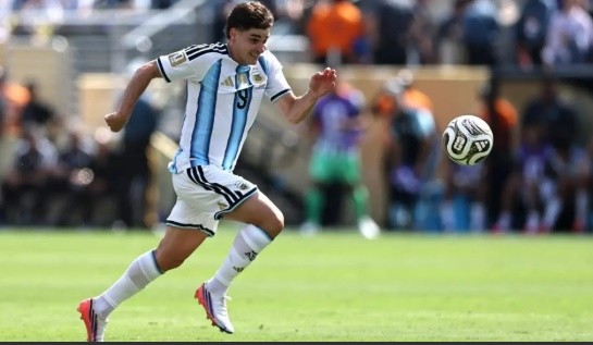 Barca dự định nâng mức giá hỏi mua Alvarez. Ảnh: Getty Images.