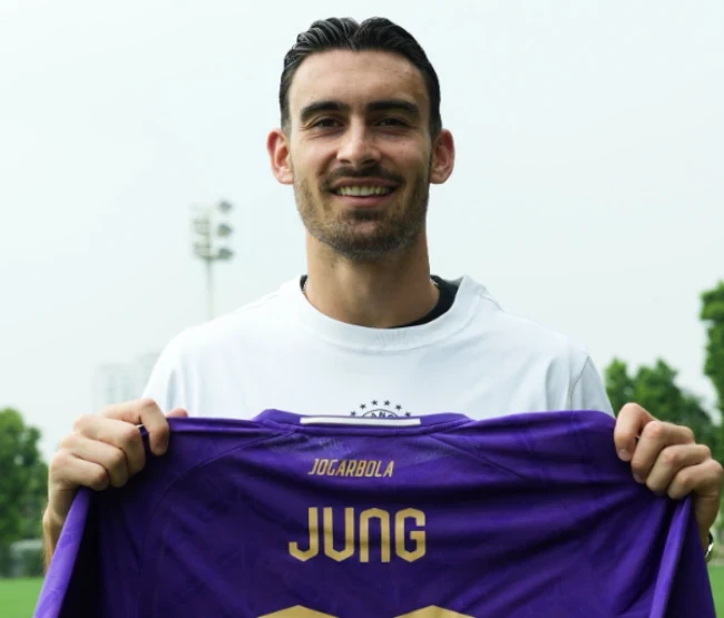 Andrew Jung ra mắt CLB Hà Nội FC. Ảnh: Fanpage CLB Hà Nội FC.