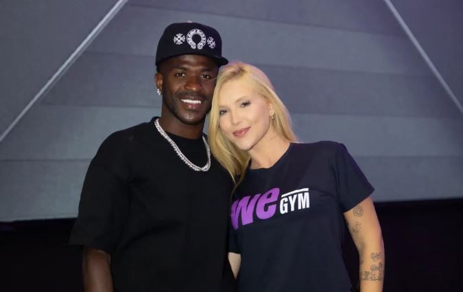 Vinicius xuất hiện với gương mặt khác lạ. Ảnh: Sun Sports.