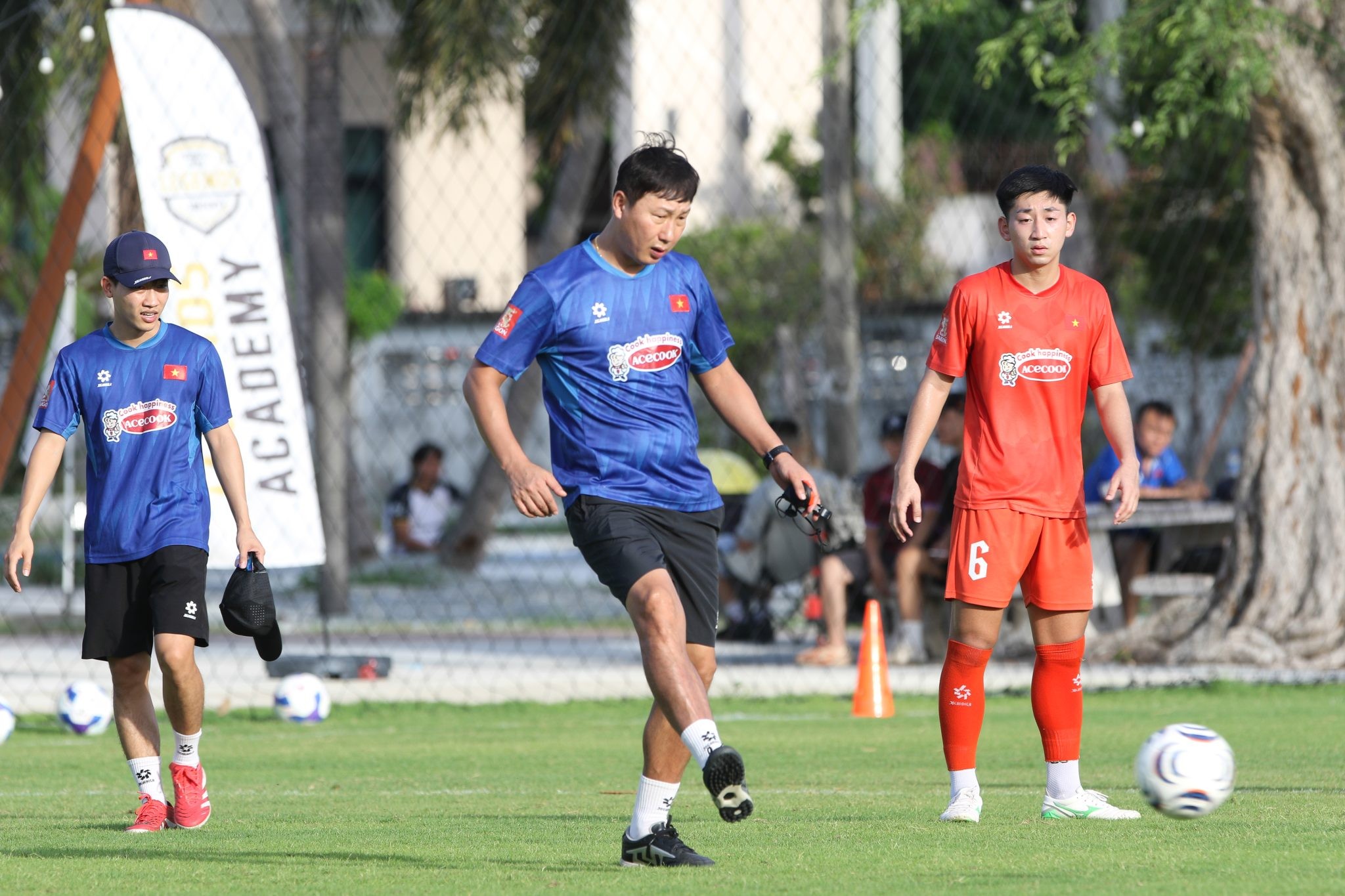 Ông Kim Sang-sik đối mặt nhiệm vụ giúp tuyển Việt Nam vô địch ASEAN Cup. Ảnh: VFF