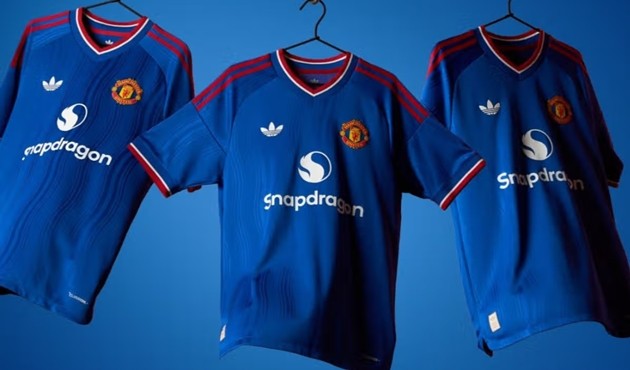 Áo đấu sân khách màu xanh của Man United mùa 2026/27. (Ảnh: Manchester Evening News)