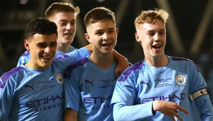 Palmer và Delap (cầu thủ ở phía sau cùng) đã sát cánh cùng nhau trong màu áo học viện Man City. Ảnh: Getty Images.