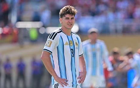 Julian Alvarez vẫn đang là mục tiêu hàng đầu của Barca. Ảnh: Getty Images.