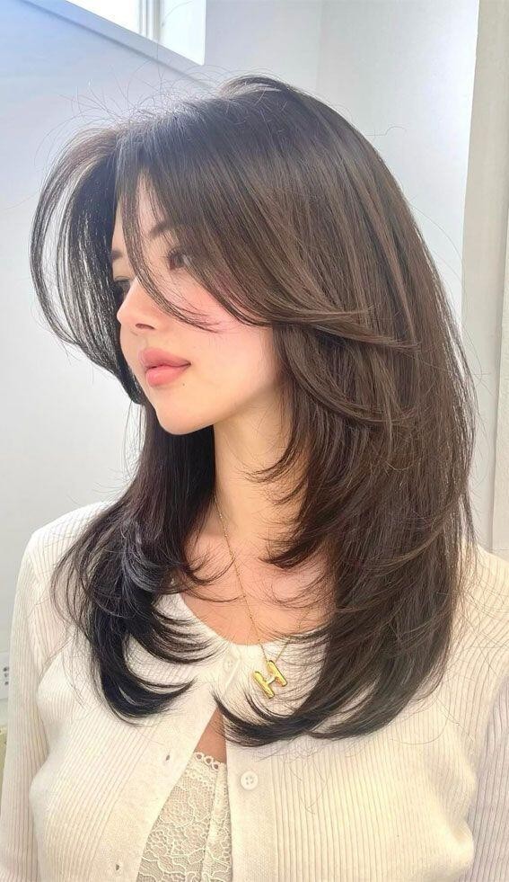 Đặc trưng của kiểu tóc này là các lớp tóc được cắt xếp tầng mềm mại, xòe nhẹ như đôi cánh, giúp mái tóc có độ bồng tự nhiên.