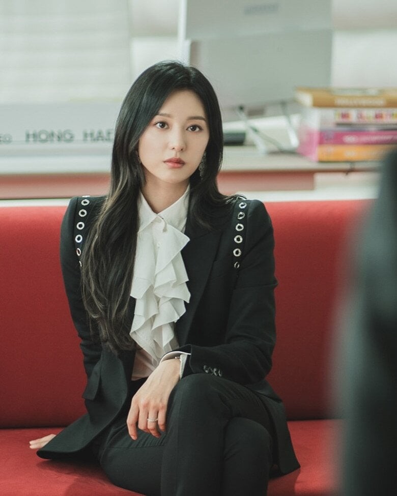Blazer là món đồ không thể thiếu trong phong cách của nhiều mỹ nhân màn ảnh Hàn. 