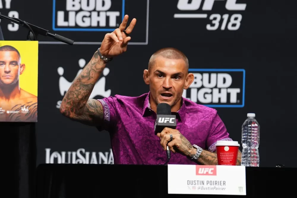 Dustin Poirier tại buổi họp báo UFC 318