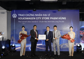 
Ông Nguyễn Hoàng Minh Tiến – Tổng Giám Đốc Volkswagen Việt Nam trao chứng nhận đại lý cho Ông Đoàn Mạnh Trưởng – Tổng Quản lý bán hàng kiêm trợ lý Tổng Giám đốc Volkswagen Capital và Ông Lê Quốc Hưng – Giám Đốc Kinh Doanh Volkswagen City Store Phạm Hùng.
