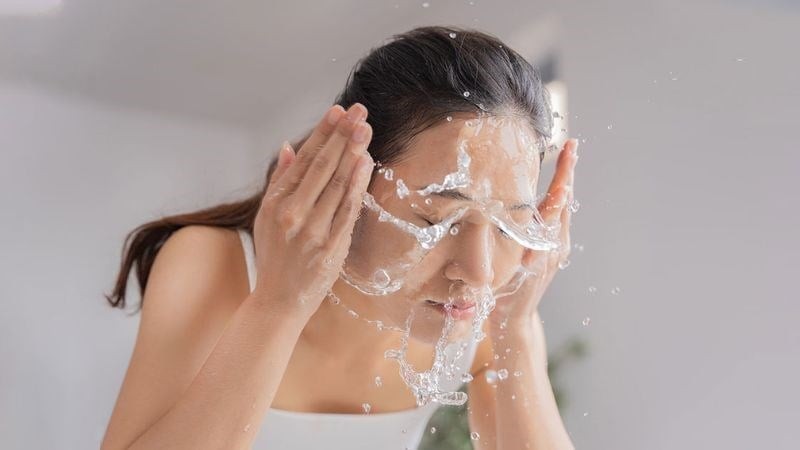 Đối với tẩy tế bào chết vật lý như dạng hạt hoặc gel kỳ, người dùng cần rửa sạch bằng nước sau khi massage để loại bỏ phần sản phẩm còn lưu lại trên da.