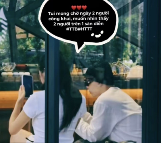  Cả hai ngồi khá sát nhau, tạo cảm giác như đang có một buổi hẹn hò thường ngày.