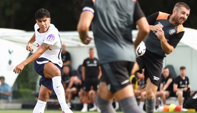 Pha bắt volley đẹp của Mateus Fernandes đưa Tottenham Hotspur vươn lên dẫn bàn. (Ảnh: Facebook Tottenham Hotspur)