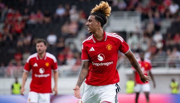 Leny Yoro nhiều khả năng sẽ đá chính trận mở màn Ngoại hạng Anh 2026/27 của Man United. (Ảnh: Getty Images)