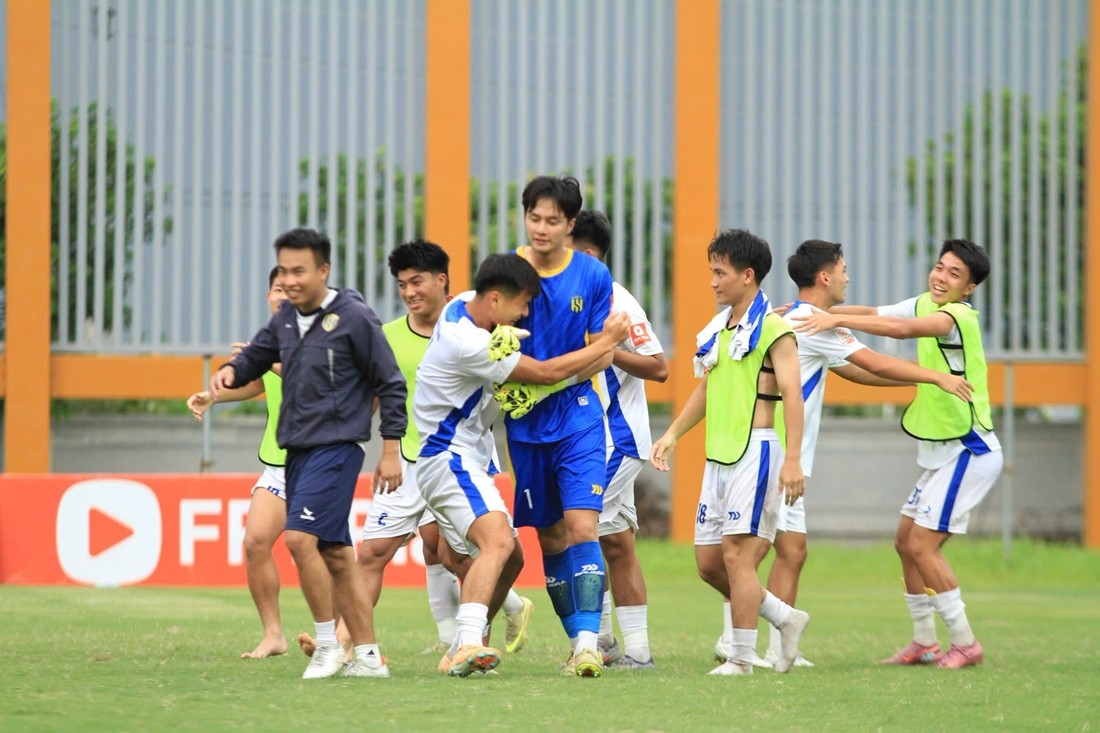 Thủ môn Cao Văn Bình góp công lớn vào vé chung kết của U21 SLNA. Ảnh: SLNA FC.