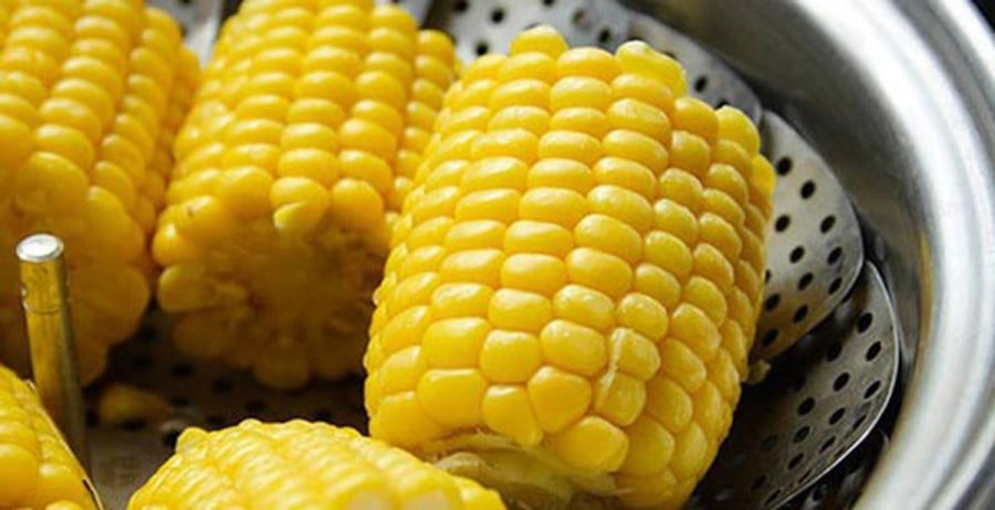 Ăn ngô luộc buổi sáng có tốt không? Câu trả lời là: Có. Ăn ngô luộc vào bữa sáng là một lựa chọn tốt nếu ăn với lượng vừa phải và kết hợp thêm thực phẩm giàu protein như trứng, sữa, sữa chua hoặc các loại hạt để tạo nên bữa sáng cân bằng, giúp cung cấp năng lượng, hỗ trợ tiêu hóa và tạo cảm giác no lâu.

