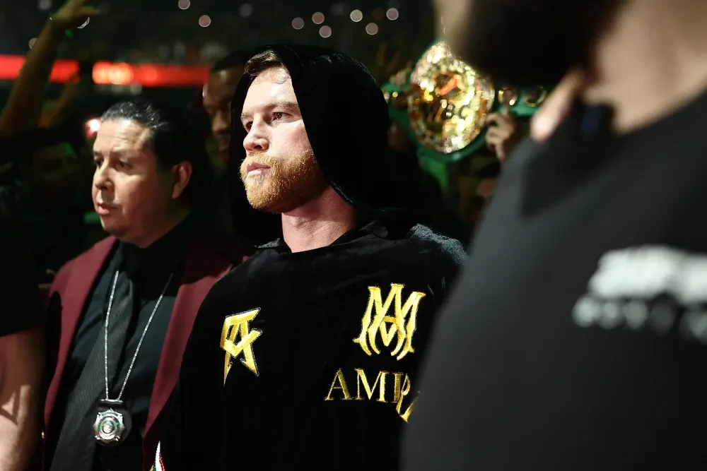 Canelo Alvarez bước lên võ đài
