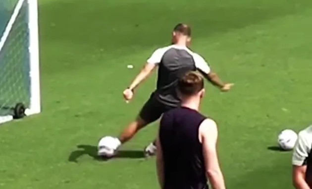 Wilshere cho thấy đẳng cấp khi đá bóng trúng xà ngang. (Ảnh: Luton Town Instagram)