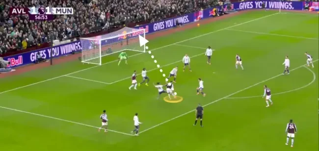 Rogers thường chơi ở vị trí tiền vệ cánh trong sơ đồ 4-4-2 dưới thời Emery. Ảnh: BBC.