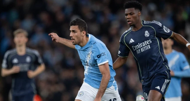 Aurelien Tchouameni và Rodri đối đầu nhau ở CLB. Ảnh: Getty.