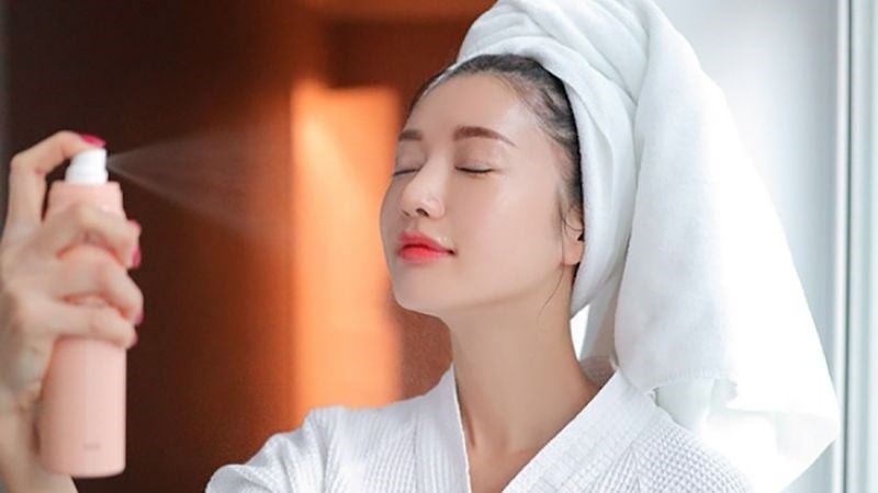 Khi làm việc nhiều giờ trong phòng điều hòa, ở nơi có độ ẩm thấp hoặc vào mùa lạnh, tốc độ thoát hơi nước qua da sẽ tăng lên.
