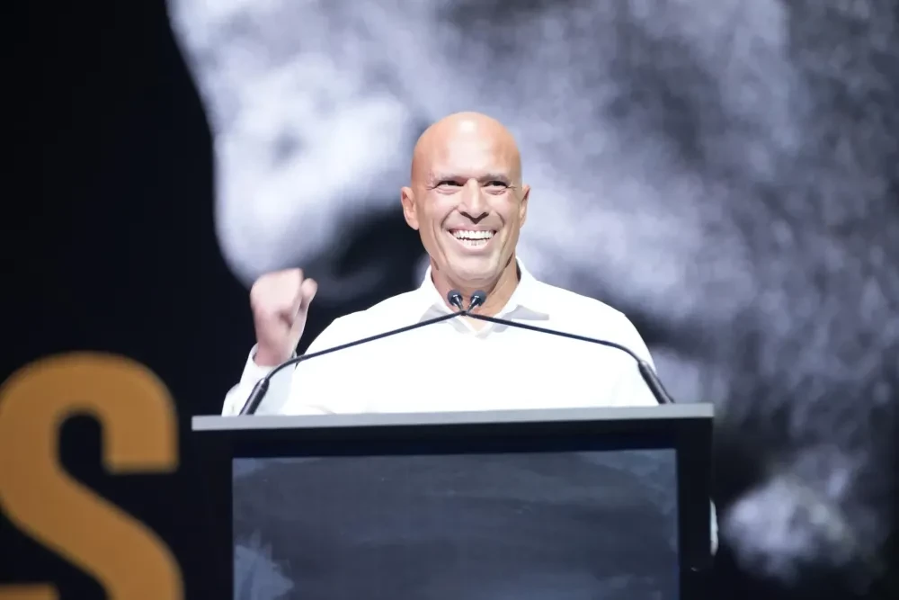 Royce Gracie phát biểu tại lễ vinh danh UFC Hall of Fame