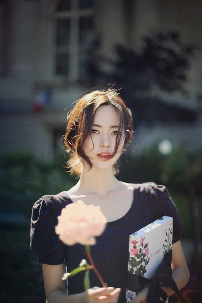 Khi không được bổ sung đủ độ ẩm, da sẽ dễ trở nên thô ráp, bong tróc và hàng rào bảo vệ tự nhiên cũng suy yếu hơn.