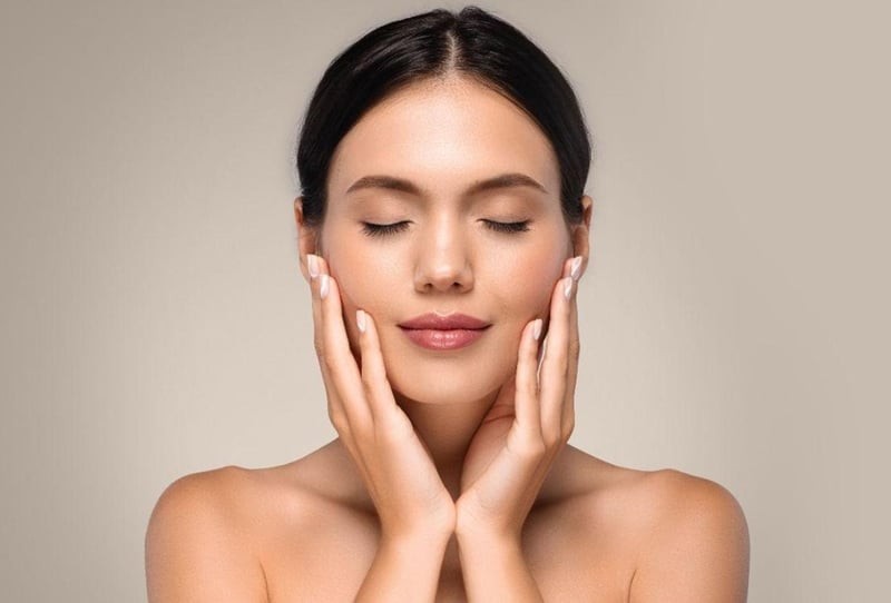 Không chỉ nổi tiếng trong các sản phẩm trị mụn, niacinamide còn được đánh giá cao nhờ khả năng cải thiện tình trạng da xỉn màu và tăng sắc tố.

