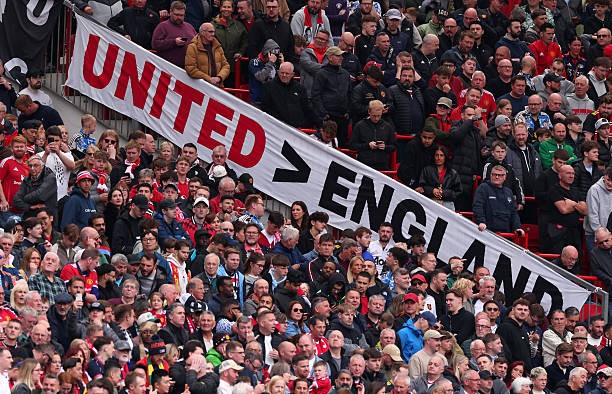 Người hâm mộ Manchester United sẽ phải chờ đợi sân vận động mới thêm một thời gian. Ảnh: Getty Images