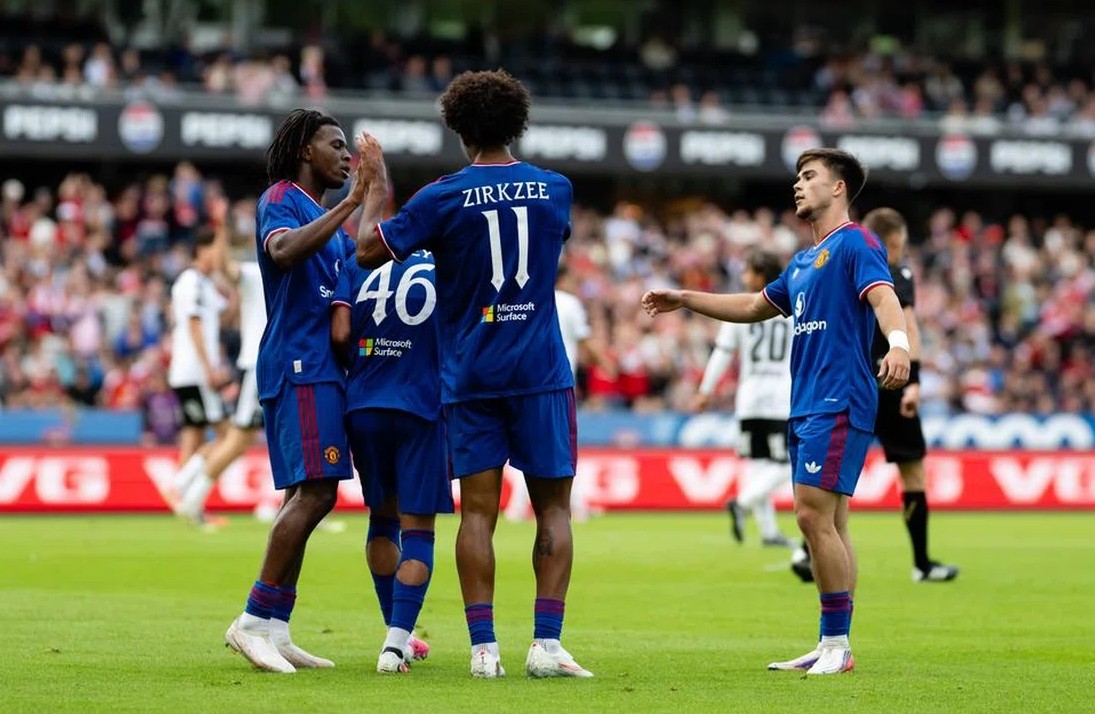 Zirkzee vừa gây ấn tượng với HLV Carrick. Ảnh: Getty.