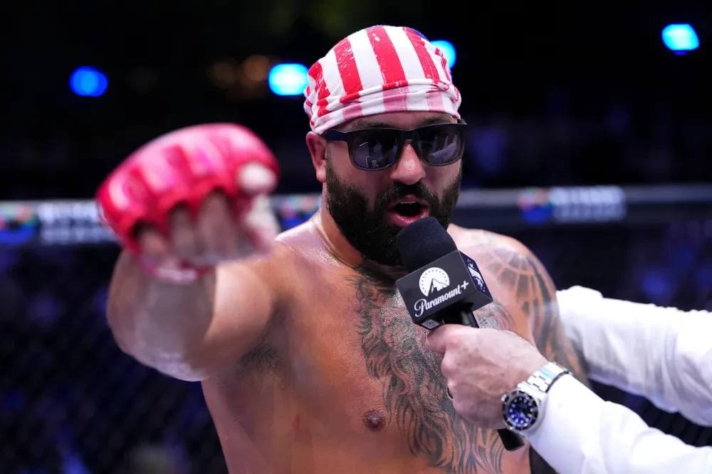 Võ sĩ Josh Hokit trả lời phỏng vấn bình luận viên Joe Rogan