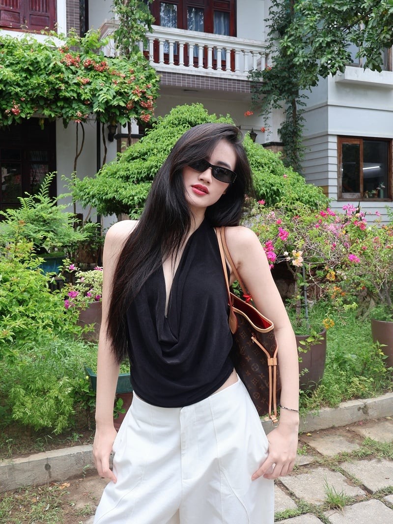 Đối với những ai yêu thích phong cách nhẹ nhàng nhưng vẫn năng động, cách kết hợp áo dáng yếm cùng quần jeans là gợi ý đáng tham khảo.

