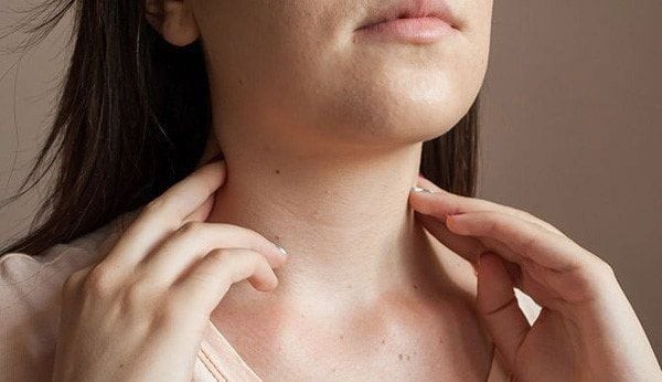 Đây là bài tập đơn giản, phù hợp để thực hiện mỗi ngày nhằm thư giãn các nhóm cơ ở vùng cổ và cằm.

