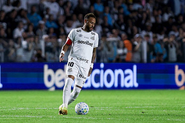 Neymar lập cú đúp để giúp Santos giành được 1 điểm. Ảnh: Getty Images. 