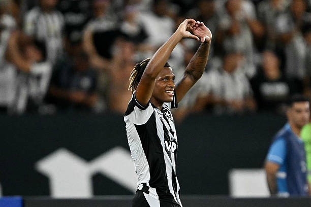 Danilo không phải mục tiêu của Man Utd. Ảnh: Getty Images. 