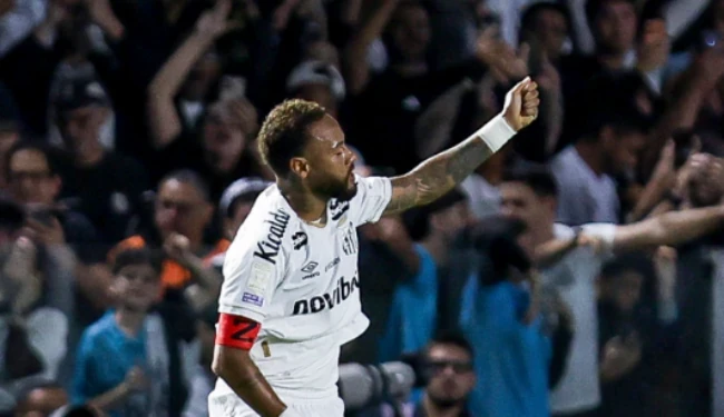 Neymar đáp trả CĐV. Ảnh: Getty.
